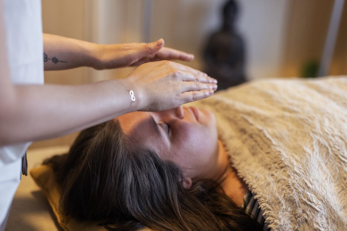 Sigrid bei Reiki Arbeit, Universelle Lebensenergie wird wieder aktiviert